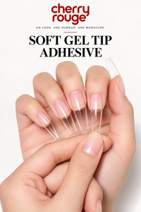 Main Cherry Rouge de présentation avec capsules transparentes pour pose de faux ongles Press-On Nails
