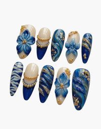 Set de faux ongles Cherry Rouge Blooming Luxe bleu et nude forme amande avec fleurs 3D, détails dorés et effet marbré
