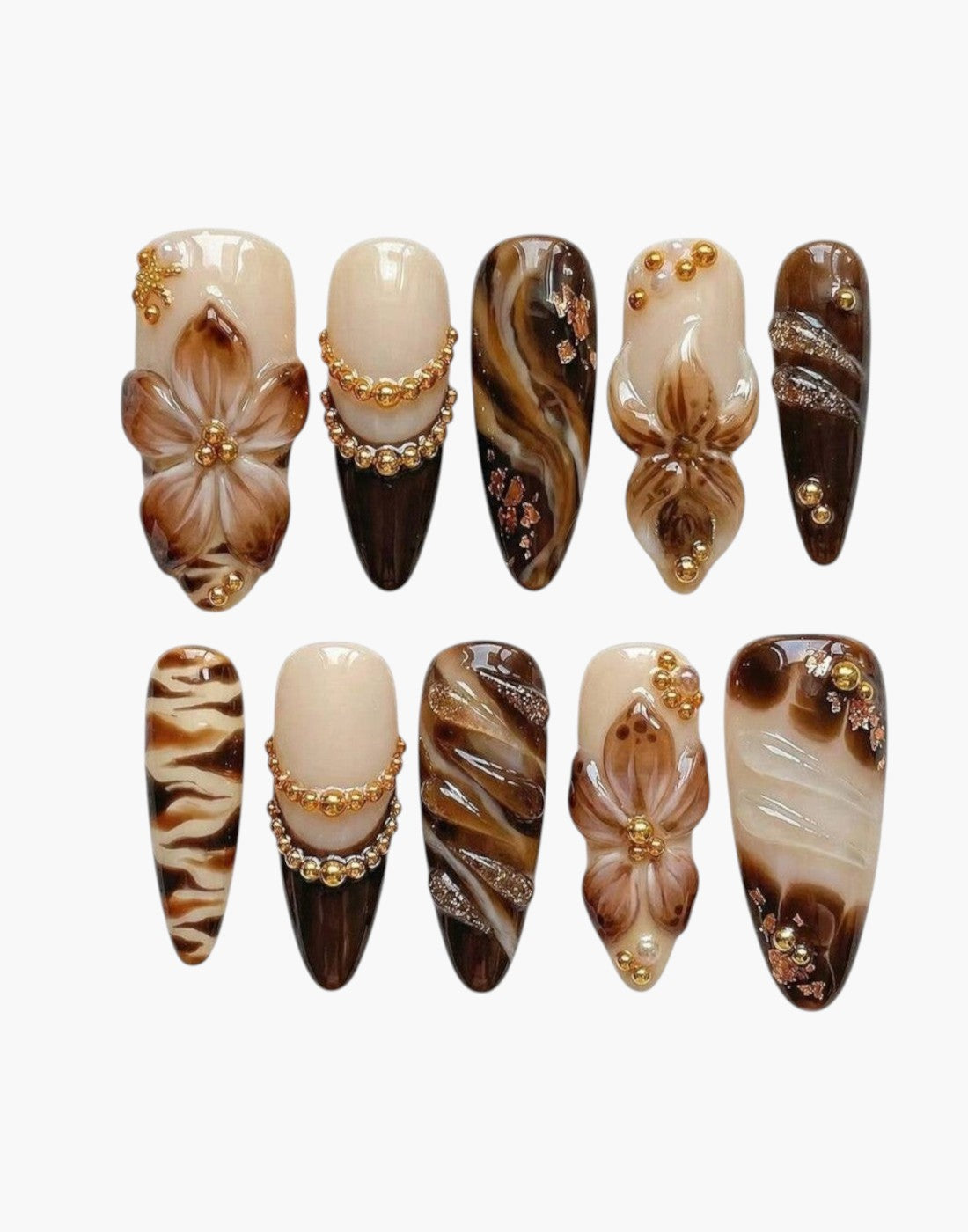 Set de 10 faux ongles Cherry Rouge Blooming Luxe forme amande, tons tabac et nude avec fleurs 3D et détails dorés.