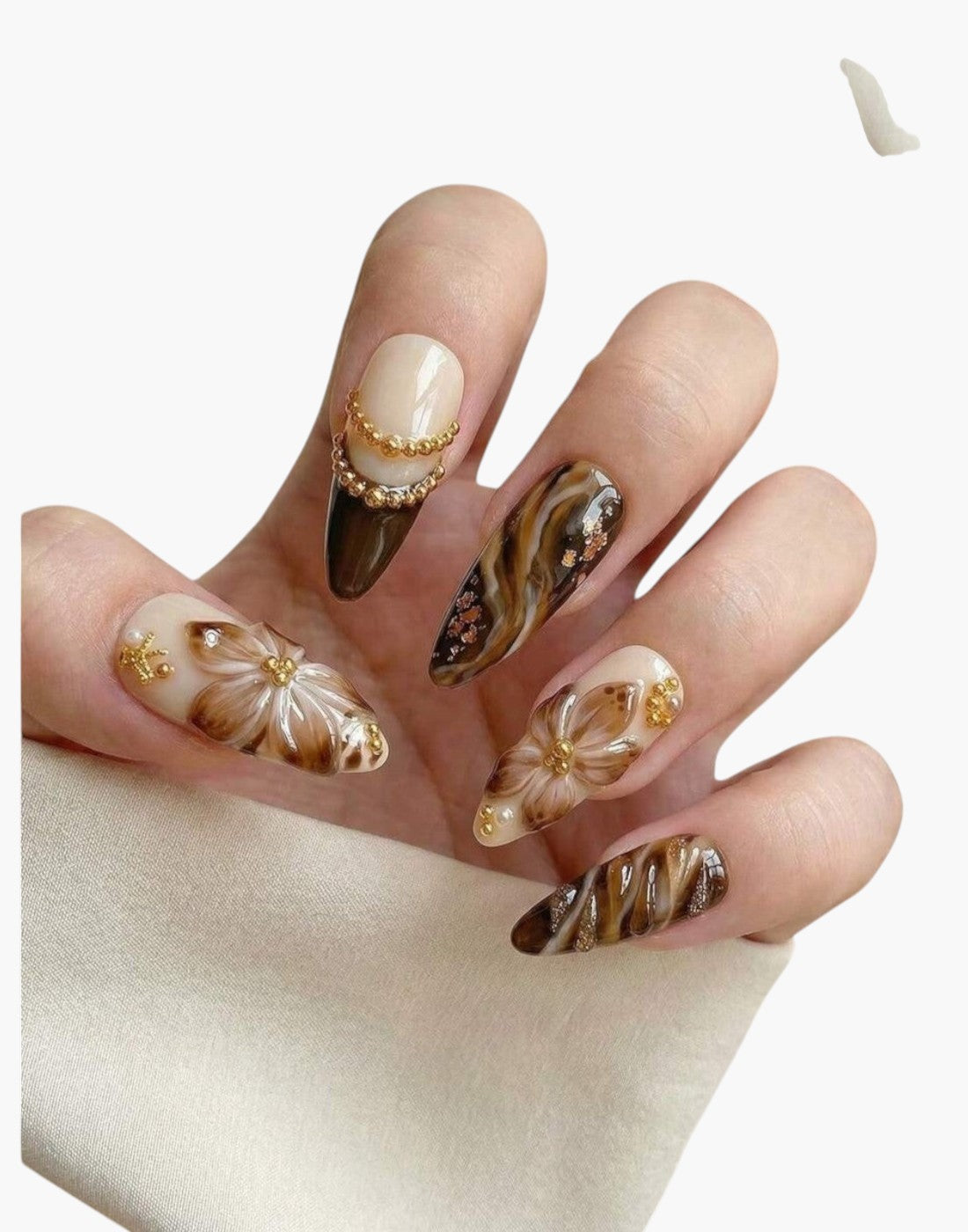 Manucure Cherry Rouge Blooming Luxe forme amande avec fleurs 3D, détails dorés et effet marbré tabac sur base nude