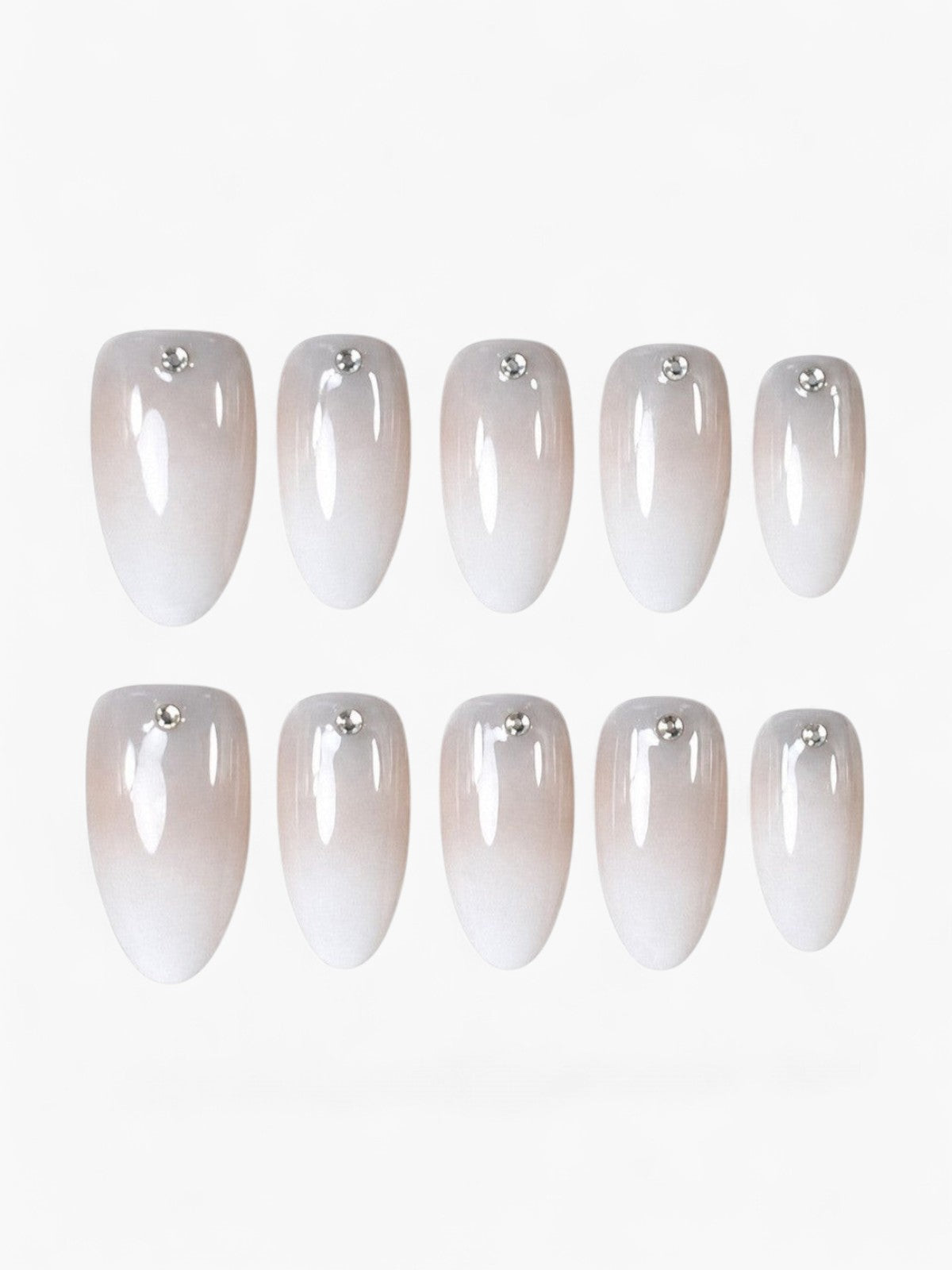 Capsules Cherry Rouge Simply Elegant en forme amande courte avec dégradé nude et blanc laiteux et cristaux brillants