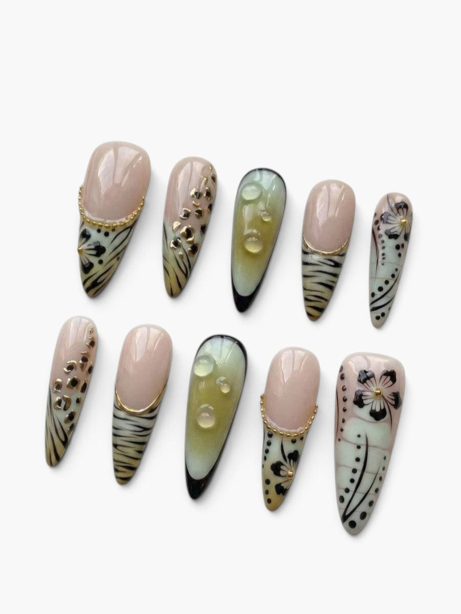 Manucure Cherry Rouge Dream Girl stiletto nude et parme avec fleurs 3D, détails dorés et ornements effet pierre