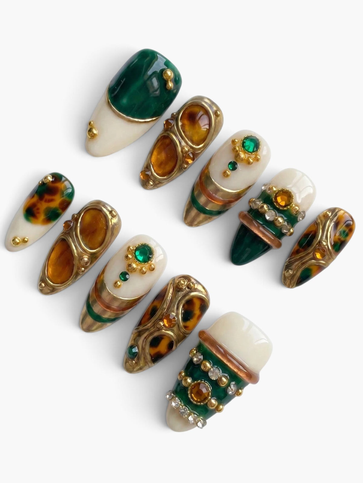 Set de 10 faux ongles Cherry Rouge en forme amande avec motifs vert émeraude, écaille de tortue et détails dorés.