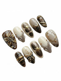 Set de 10 faux ongles Cherry Rouge Dewdrop Romance Blue en forme amande avec motifs dorés, noirs et effets gel