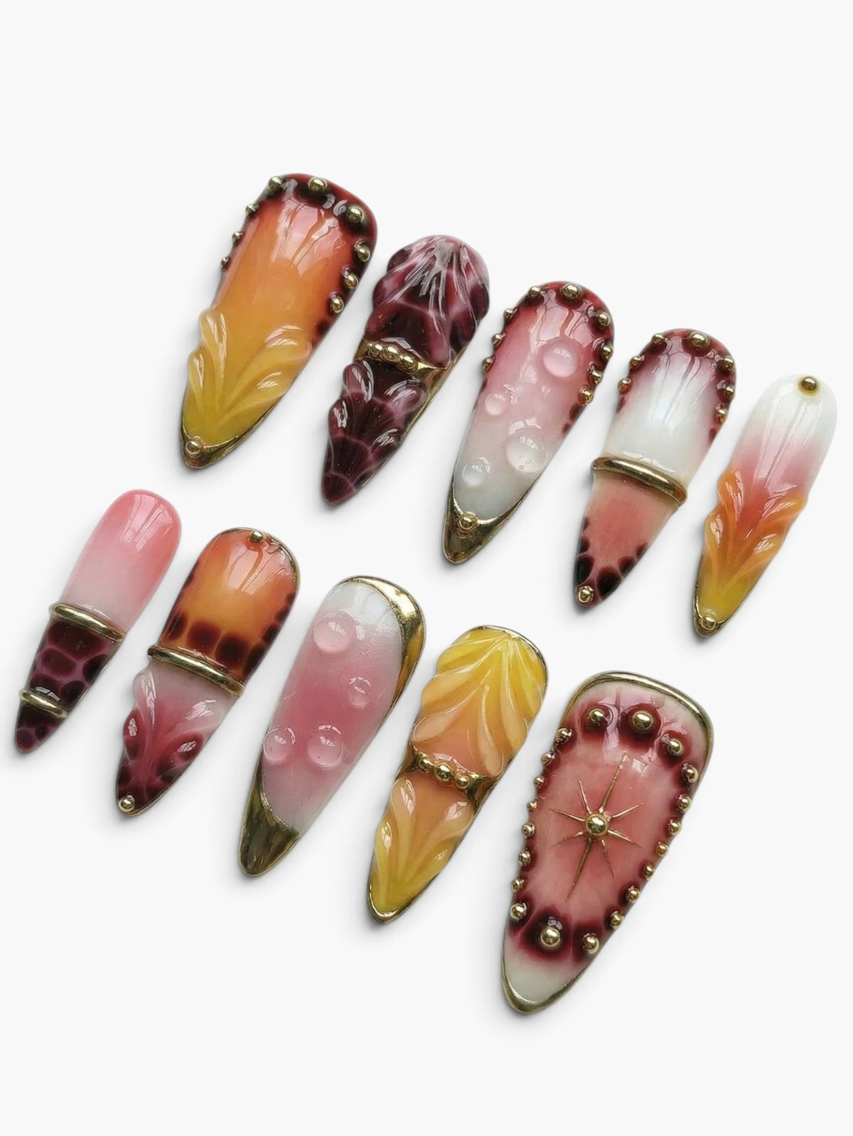 Set de 10 faux ongles Cherry Rouge Crimson Cascade en forme amande, gel brillant avec dégradés rouge, vin et doré.