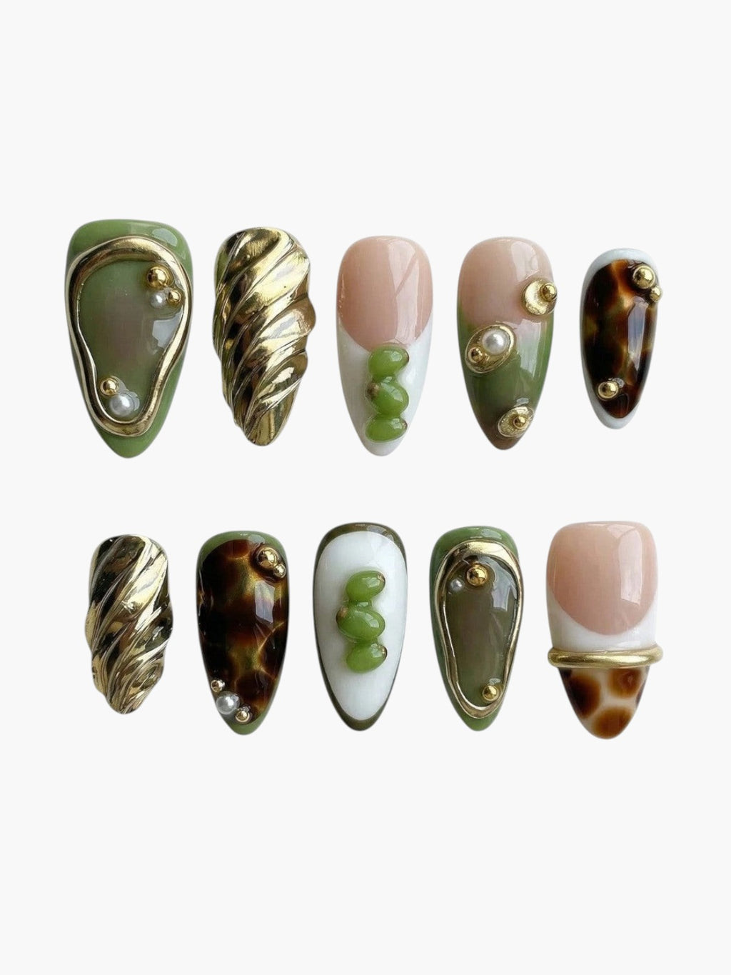 Set de 10 faux ongles Cherry Rouge Gilded Petal en forme amande avec motifs floraux en relief, dorures et perles.