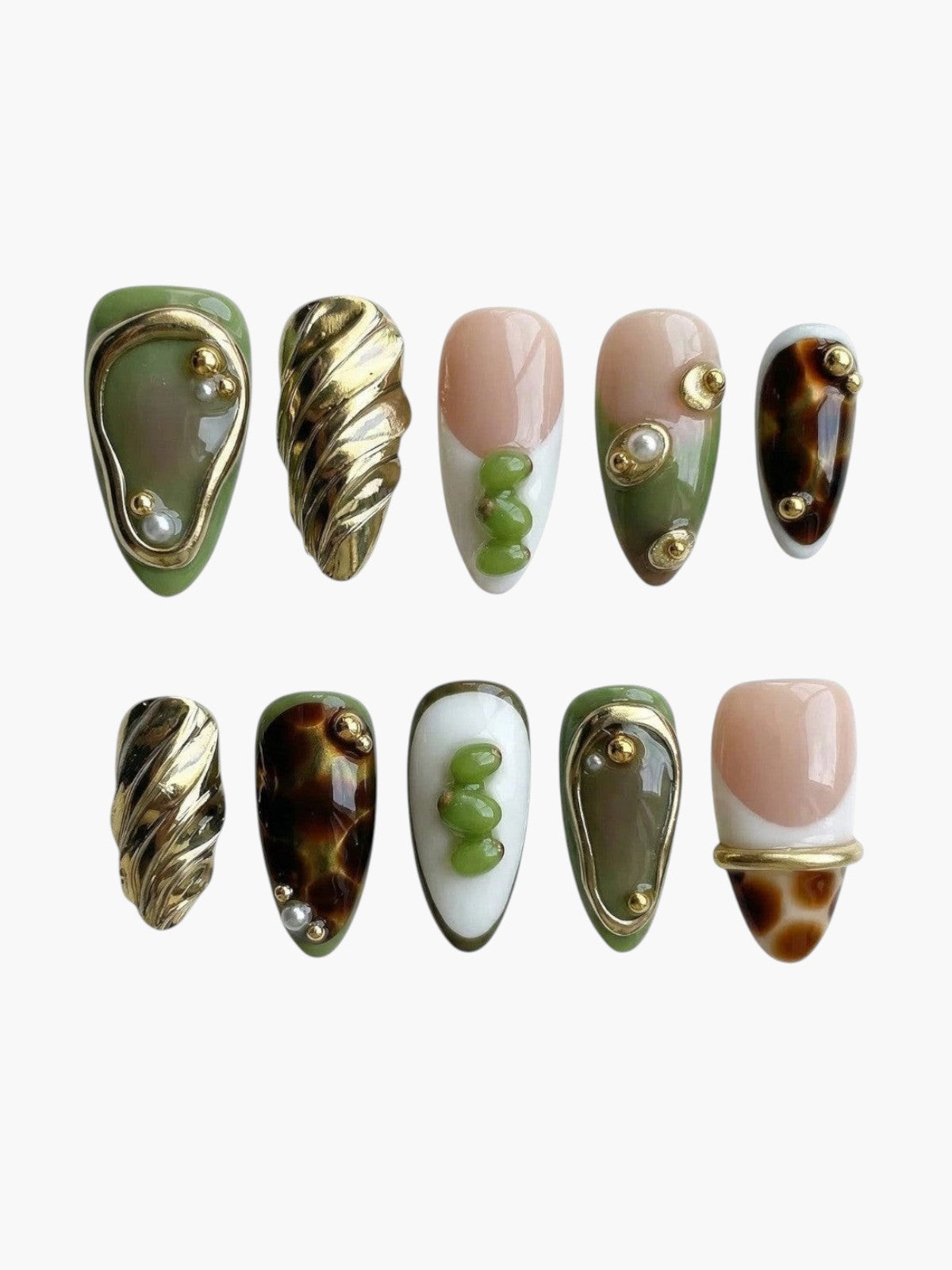 Set de 10 faux ongles Cherry Rouge Gilded Petal en forme amande avec motifs floraux en relief, dorures et perles.