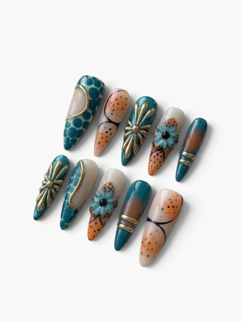 Set de 10 faux ongles Cherry Rouge forme amande, style bohème rétro avec motifs floraux, détails métalliques et gel.