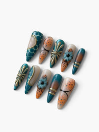Set de 10 faux ongles Cherry Rouge forme amande, style bohème rétro avec motifs floraux, détails métalliques et gel.