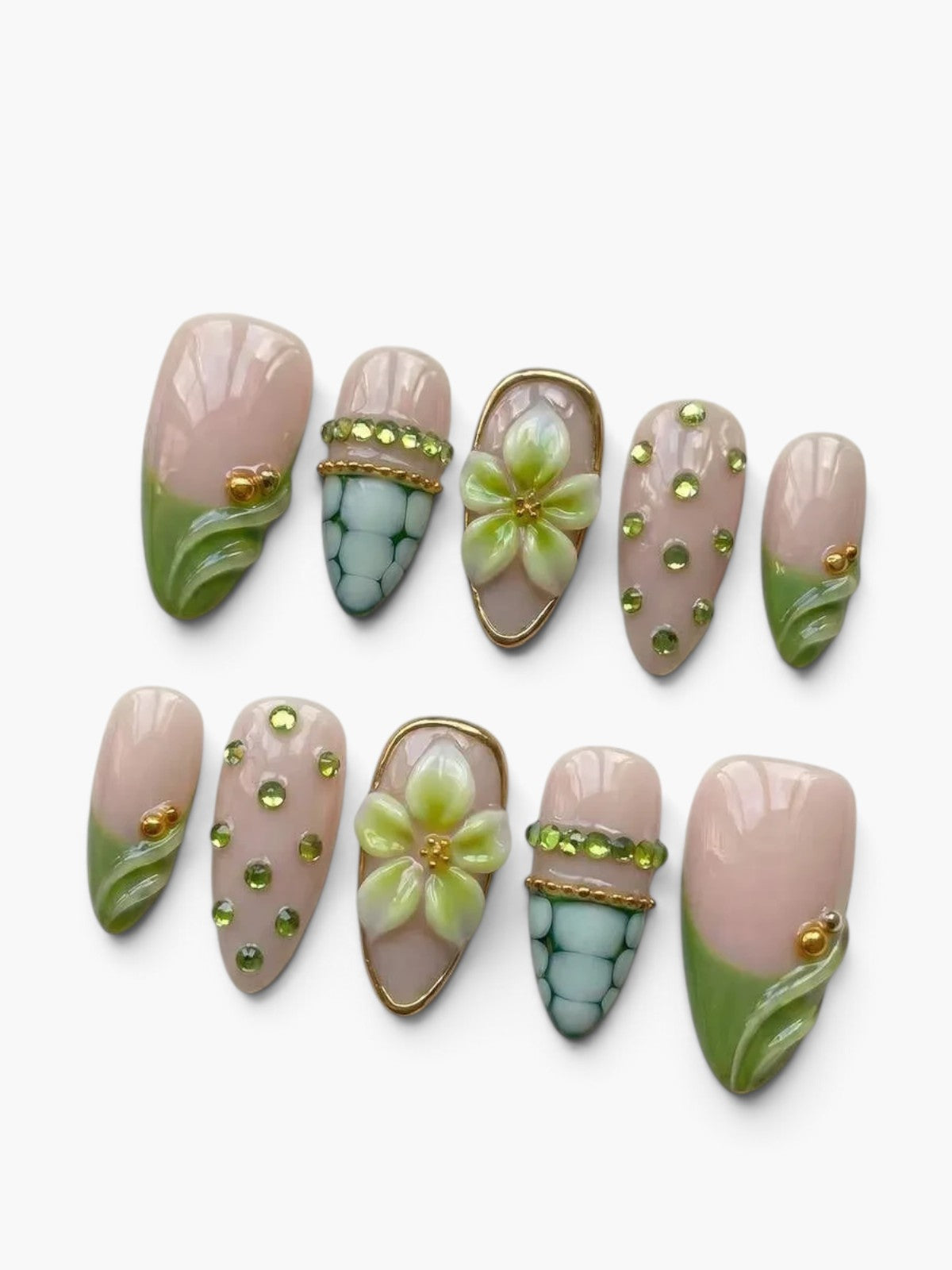 Set de 10 faux ongles Cherry Rouge en amande, base nude rosée avec motifs floraux en relief, strass et détails verts.