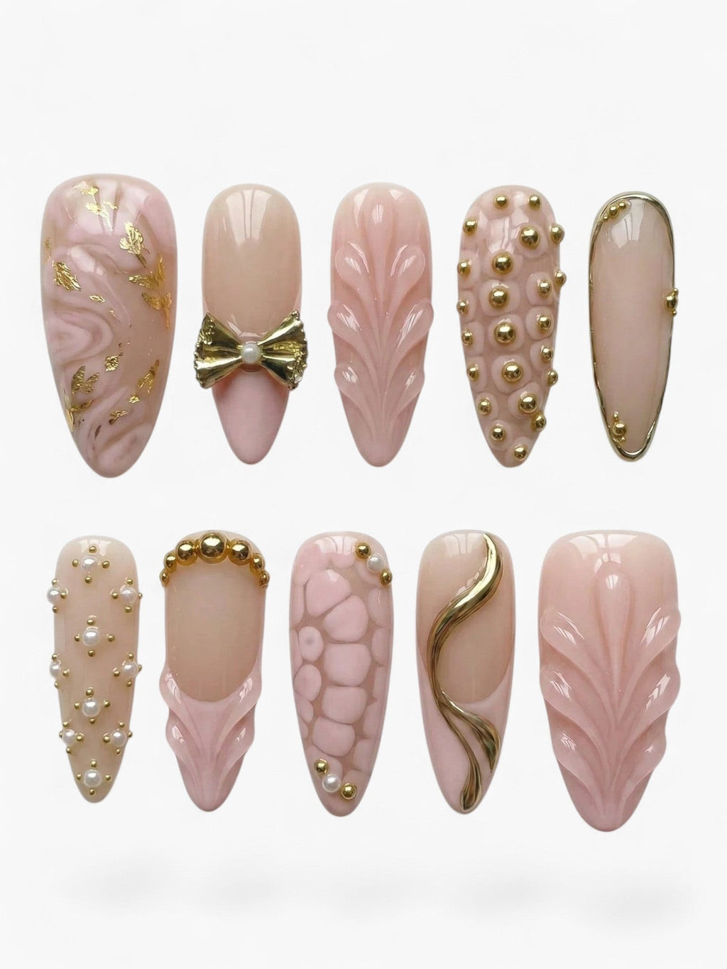Cherry Rouge Silken Serpent Kiss, faux ongles amande rose nude avec détails dorés, perles et motifs texturés en relief