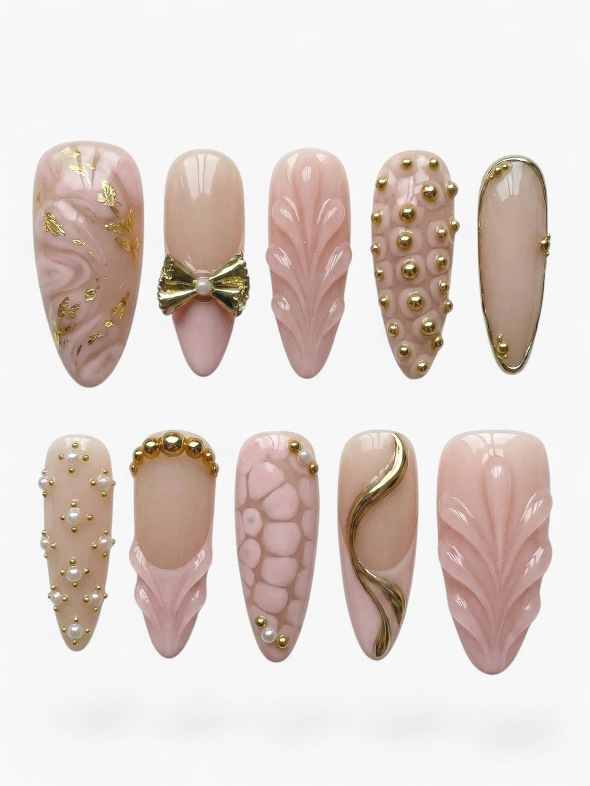 Cherry Rouge Silken Serpent Kiss, faux ongles amande rose nude avec détails dorés, perles et motifs texturés en relief