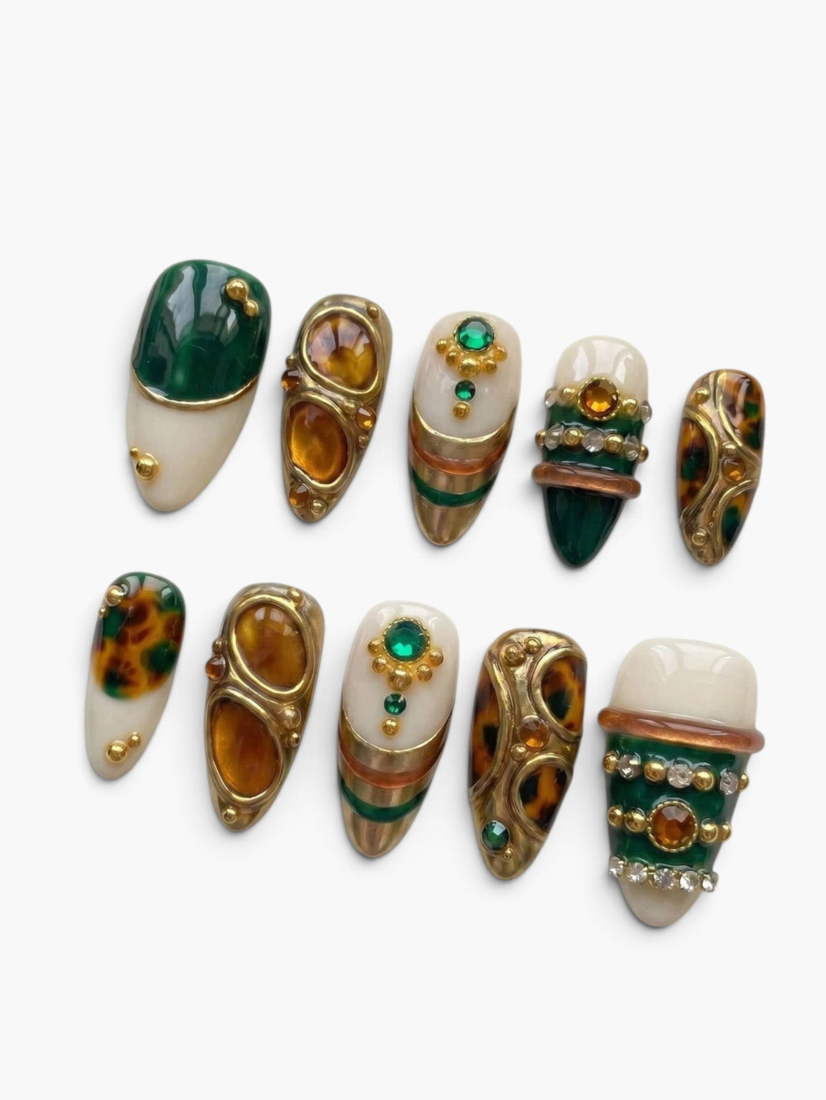Set de 10 faux ongles Cherry Rouge en amande avec motifs organiques, détails nacrés, strass et finitions dorées.
