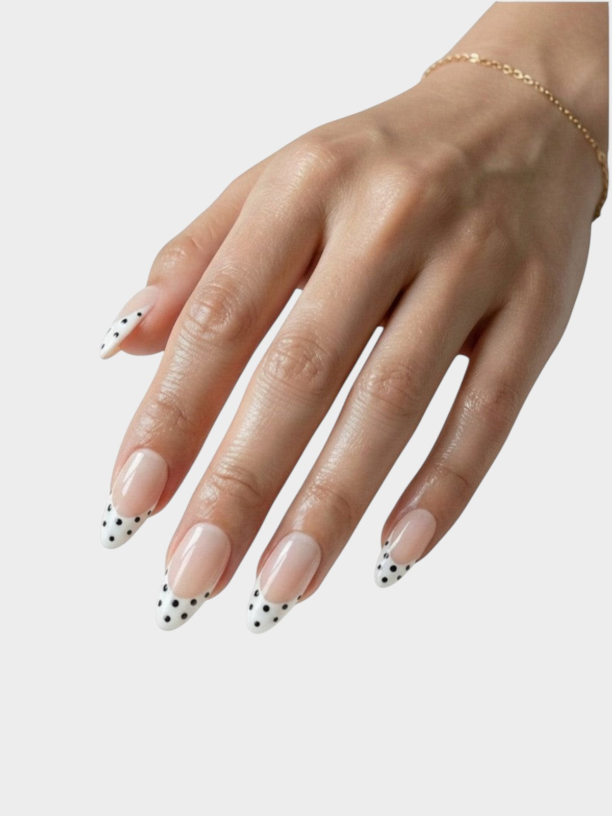 Manucure Cherry Rouge en forme amande avec french manucure blanche à pois noirs sur base nude naturelle