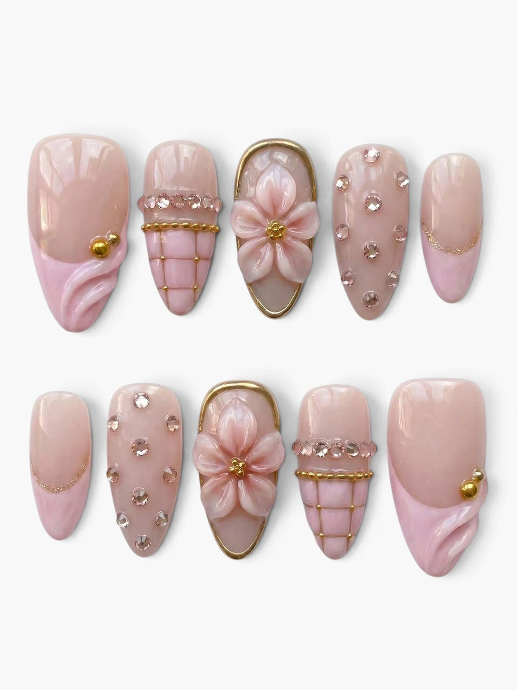 Cherry Rouge Rosé Radiance, faux ongles amande nude rosé avec fleurs en relief, strass et détails dorés faits main
