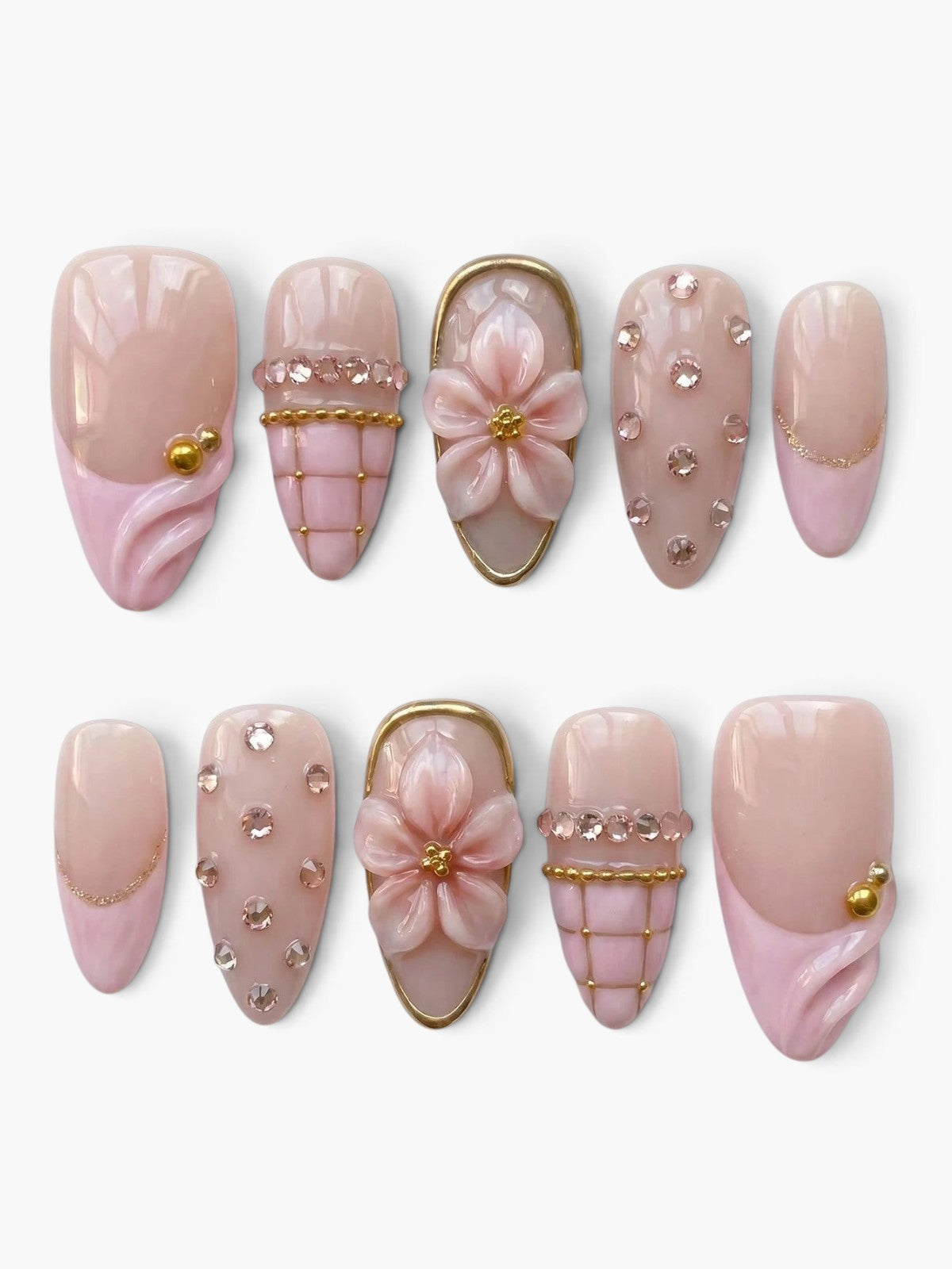 Cherry Rouge Rosé Radiance, faux ongles amande nude rosé avec fleurs en relief, strass et détails dorés faits main