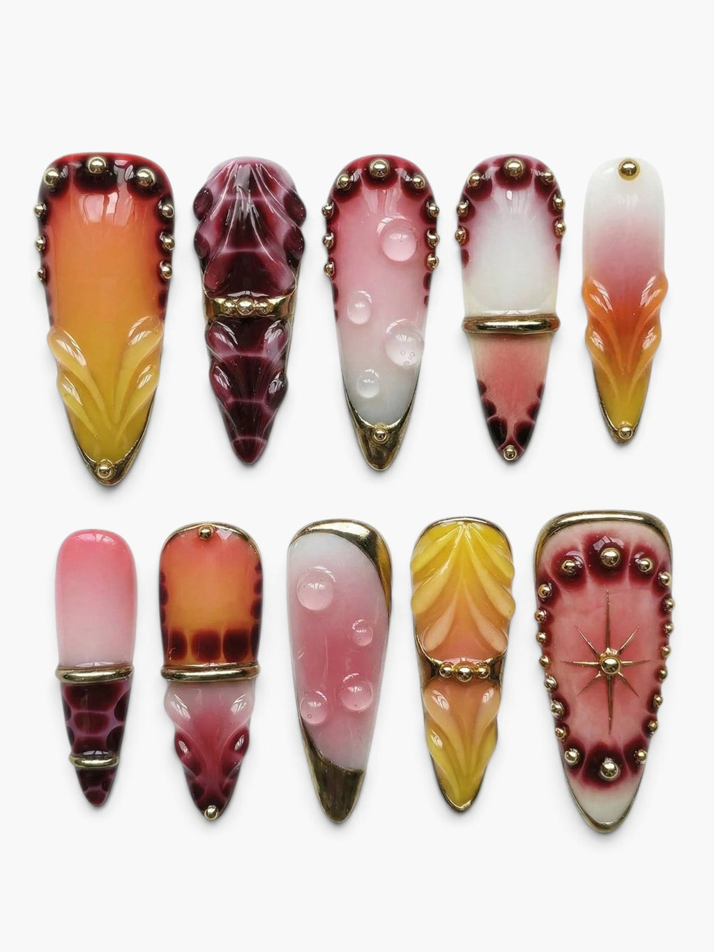 Set de 10 faux ongles Cherry Rouge en forme amande, gel rouge crimson et vin avec reliefs sculptés et détails dorés.