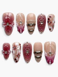 Manucure Cherry Rouge Scarlet Stardust en forme amande avec motifs fruitiers en relief, strass et finition brillante