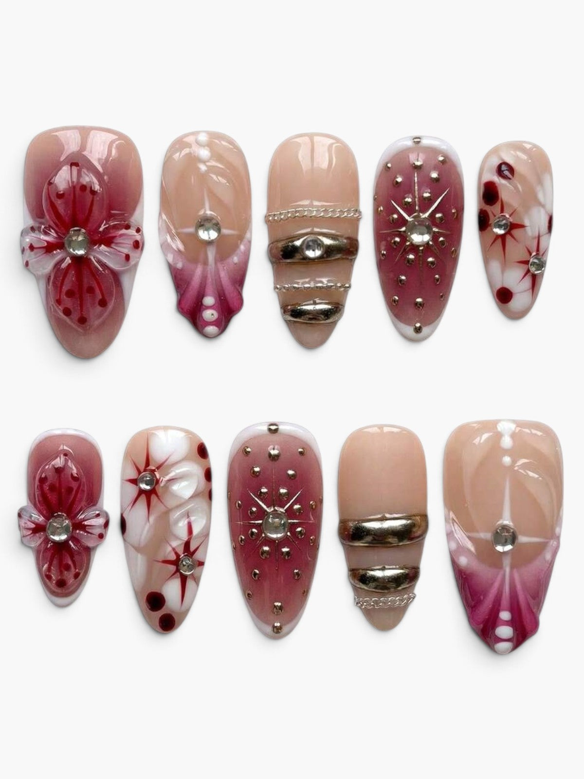 Manucure Cherry Rouge Scarlet Stardust en forme amande avec motifs fruitiers en relief, strass et finition brillante