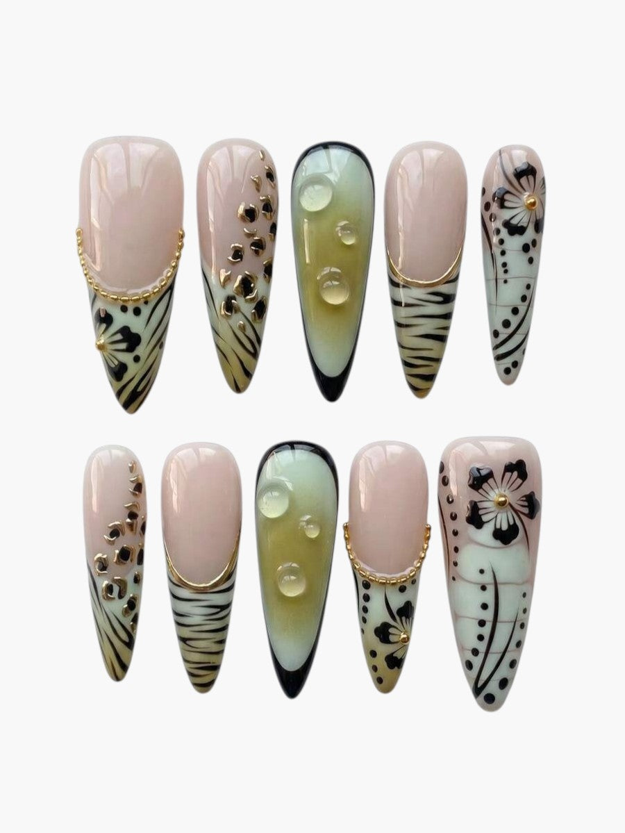 Faux ongles Cherry Rouge longs en amande style Y2K avec motifs de fleurs, détails dorés et effets de gouttes d'eau