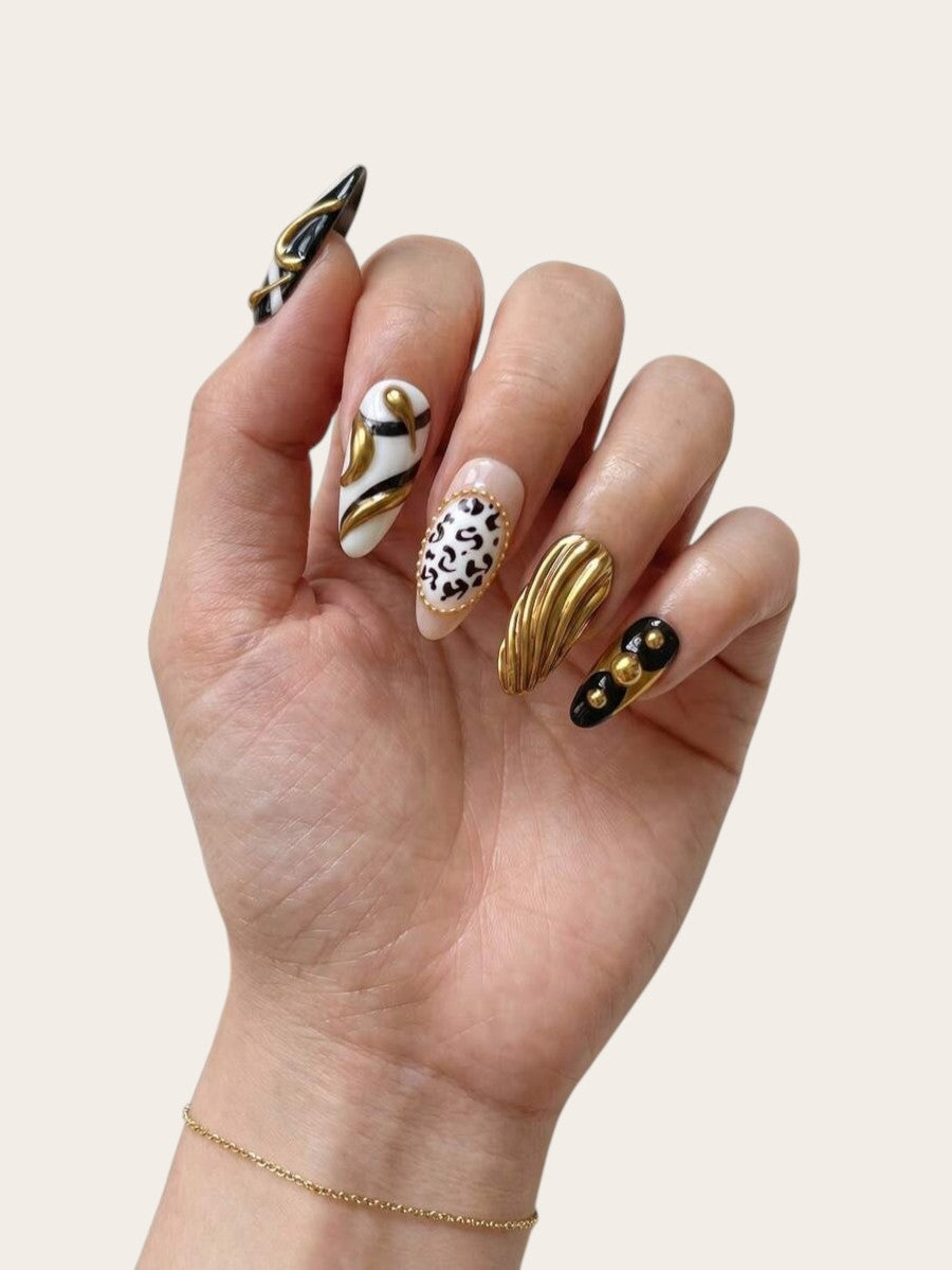 Faux ongles Cherry Rouge en amande avec imprimé zèbre, détails dorés en relief et finitions gothiques élégantes