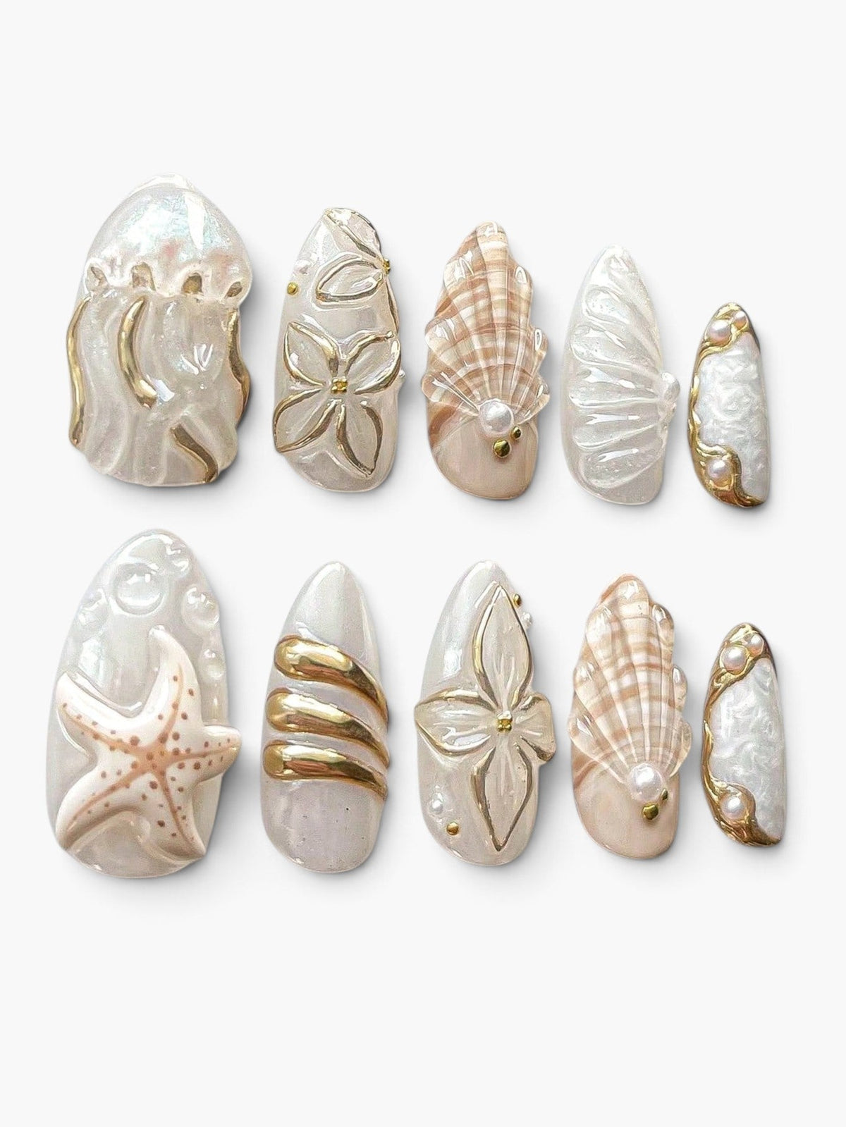 Set de 10 faux ongles Cherry Rouge Amber Tide en forme amande avec motifs marins, coquillages, perles et détails dorés