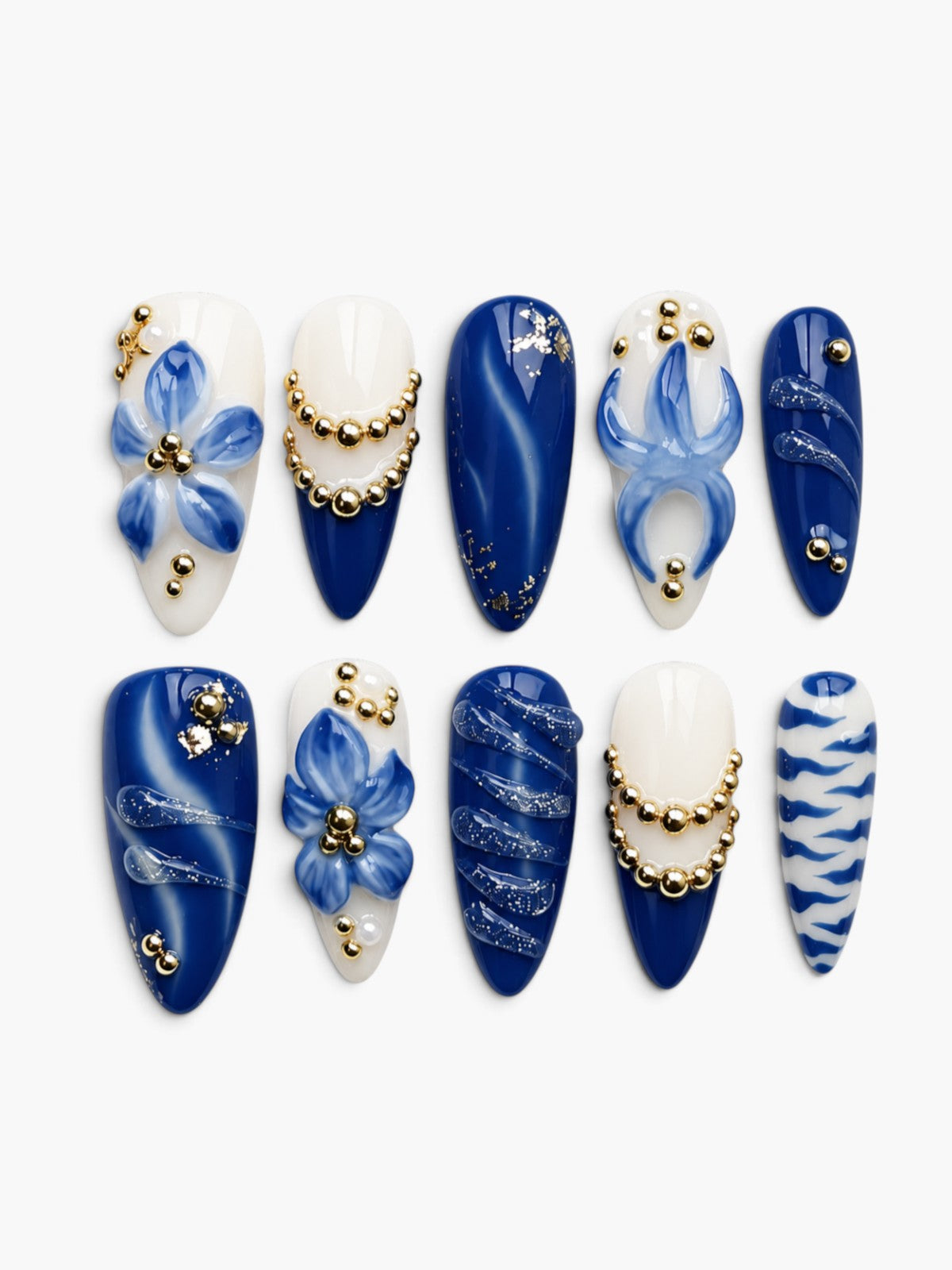Cherry Rouge Blue Majesty faux ongles ovales longs avec fleurs 3D, perles dorées et motifs porcelaine bleu et blanc