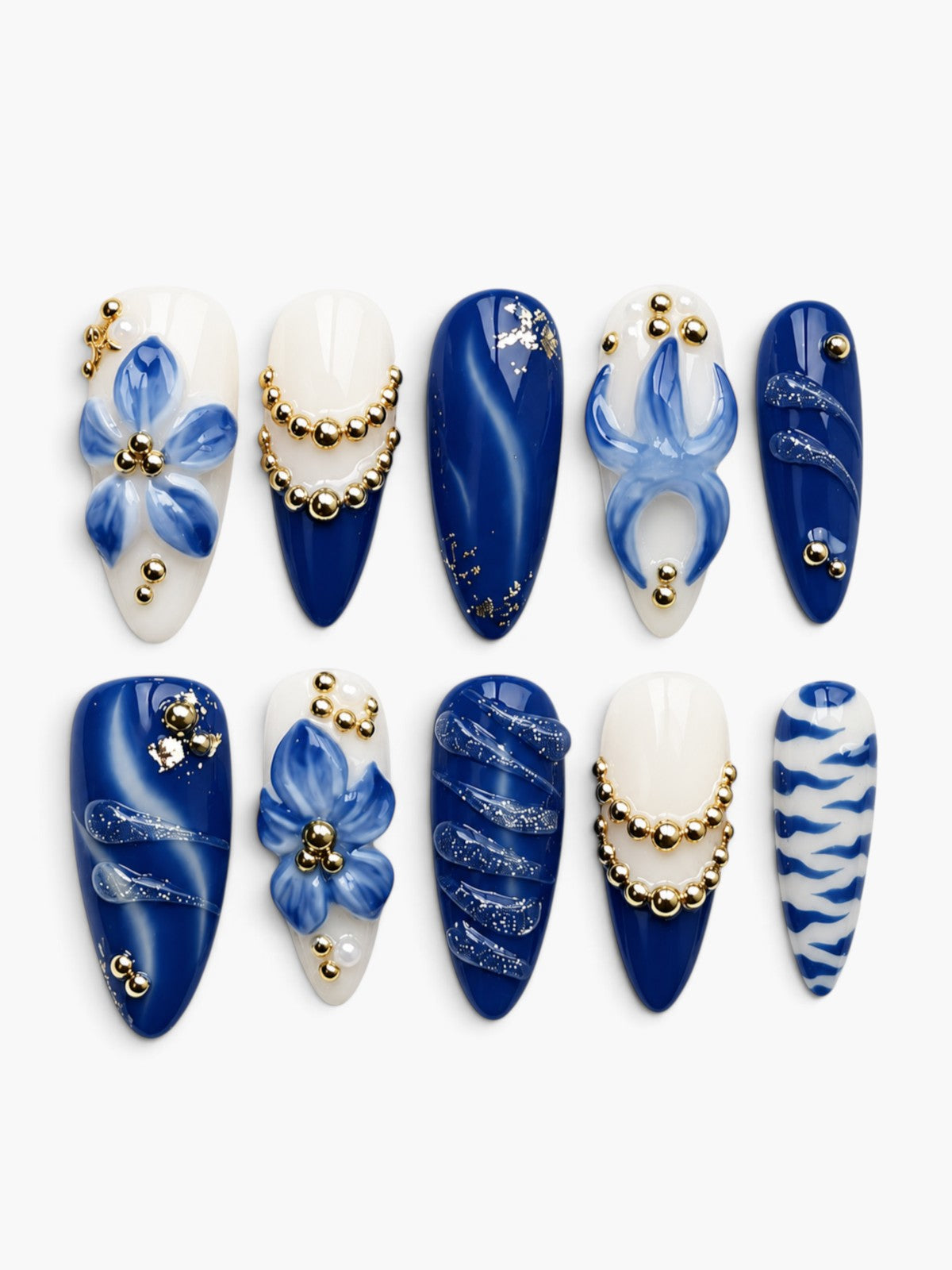 Set de 10 faux ongles Cherry Rouge Blue Majesty ovales avec fleurs 3D, perles dorées et motifs porcelaine bleu brillant