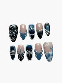 Set de 10 faux ongles Cherry Rouge Dewdrop Romance Blue en forme amande avec motifs dorés, noirs et bleus en relief.
