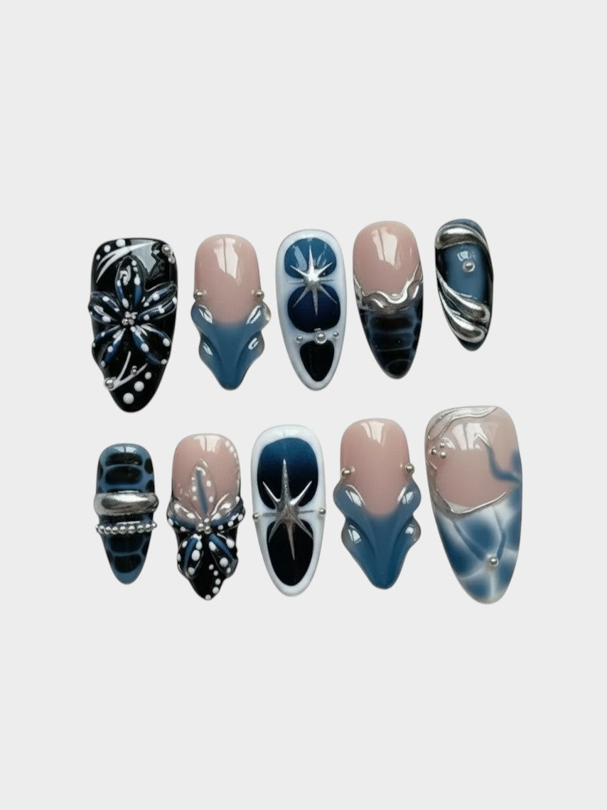 Faux ongles Cherry Rouge Dewdrop Romance avec motifs bleus, noirs et argentés, ornements 3D et détails étoilés