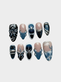 Faux ongles Cherry Rouge Dewdrop Romance avec motifs bleus, noirs et argentés, ornements 3D et détails étoilés
