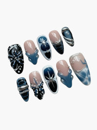 Set de faux ongles Cherry Rouge Dewdrop Romance avec motifs bleu marine, nude, étoiles argentées et détails en relief