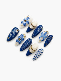 Faux ongles Cherry Rouge Blue Majesty ovales avec fleurs 3D, perles dorées et motifs porcelaine bleu et blanc brillants