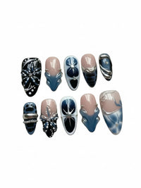 Ensemble de faux ongles Cherry Rouge Dewdrop Romance avec motifs floraux, détails argentés et dégradés bleu marine.