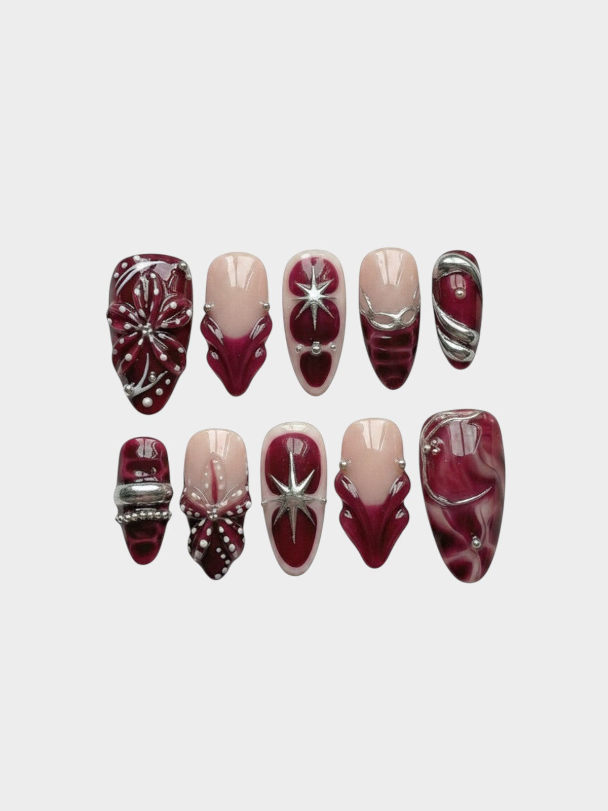 Set de 10 faux ongles Cherry Rouge forme amande en gel bordeaux et nude avec ornements argentés en relief