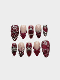 Set de 10 faux ongles Cherry Rouge forme amande en gel bordeaux et nude avec ornements argentés en relief