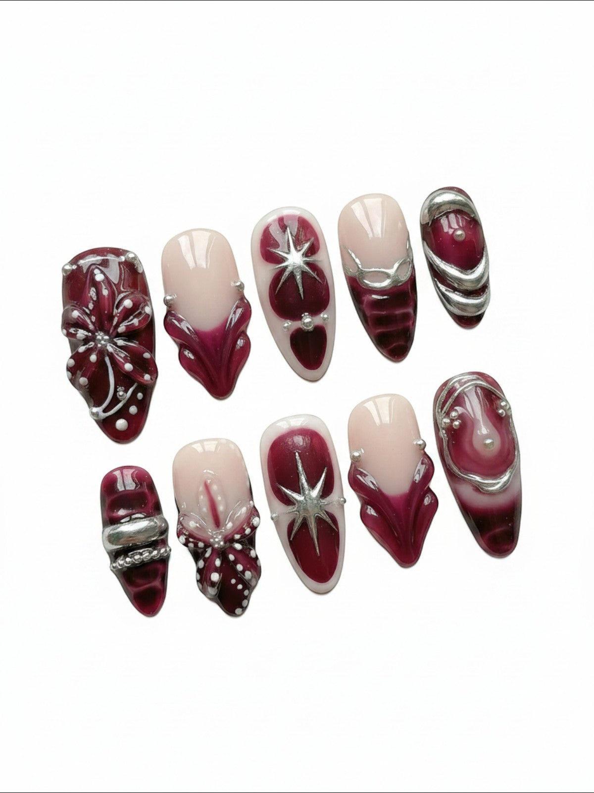 Set de faux ongles Cherry Rouge Dewdrop Romance bordeaux et nude avec motifs étoiles argentées et détails en relief