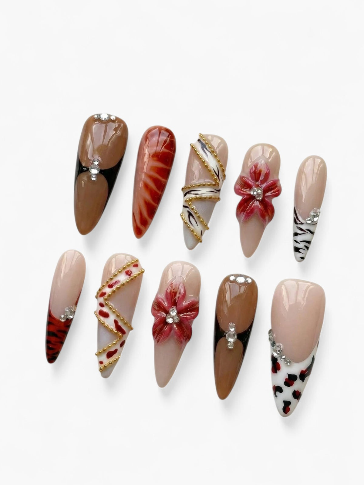 Set de 10 faux ongles Cherry Rouge en forme amande avec motifs floraux 3D, détails dorés et finitions nacrées.
