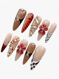 Set de 10 faux ongles Cherry Rouge Wild Bloom Charm en forme amande, motifs floraux 3D, détails dorés et finition nacrée