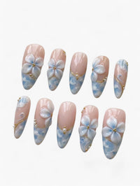 Manucure Cherry Rouge Savage Romance Leo en forme amande avec fleurs sculptées 3D, touches dorées et effet nuage bleu