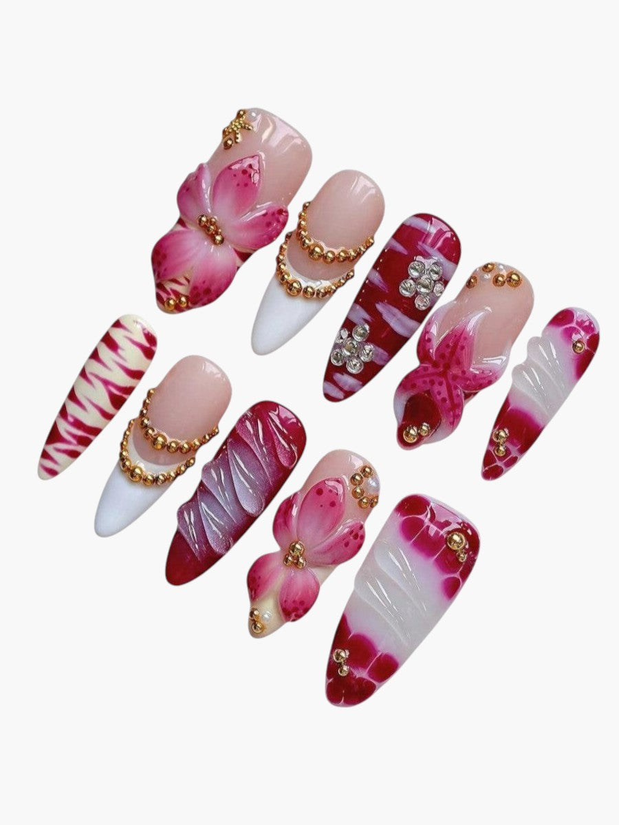 Set de 10 faux ongles Cherry Rouge Blooming Luxe forme amande avec fleurs 3D, détails dorés et motifs marbrés roses