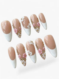 Manucure Cherry Rouge Crystal Bloom, faux ongles amande en gel blanc et beige avec fleurs en relief et strass brillants