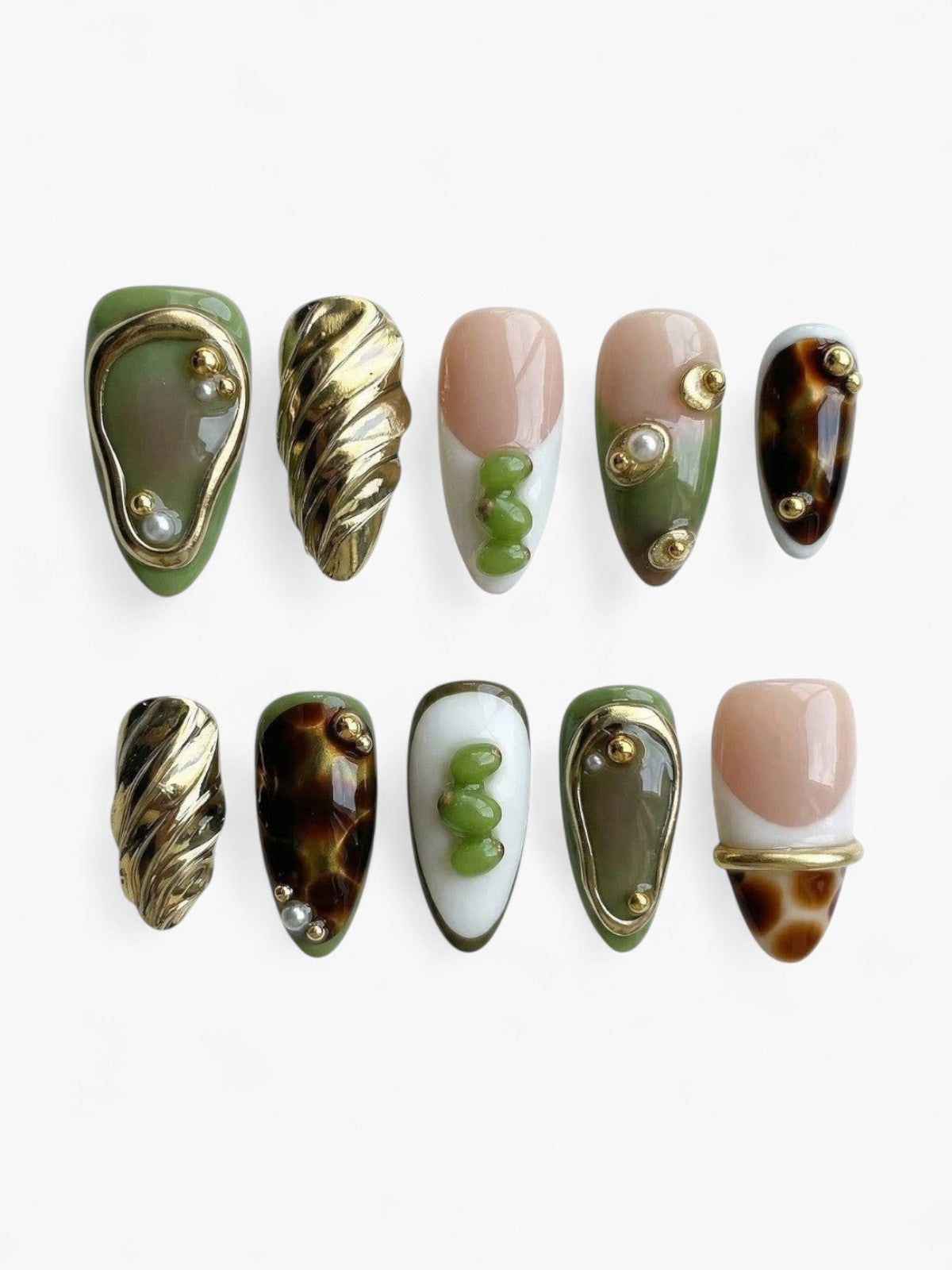 Set de 10 faux ongles Cherry Rouge Gilded Petal en forme amande, gel nude, vert et doré avec détails en relief.