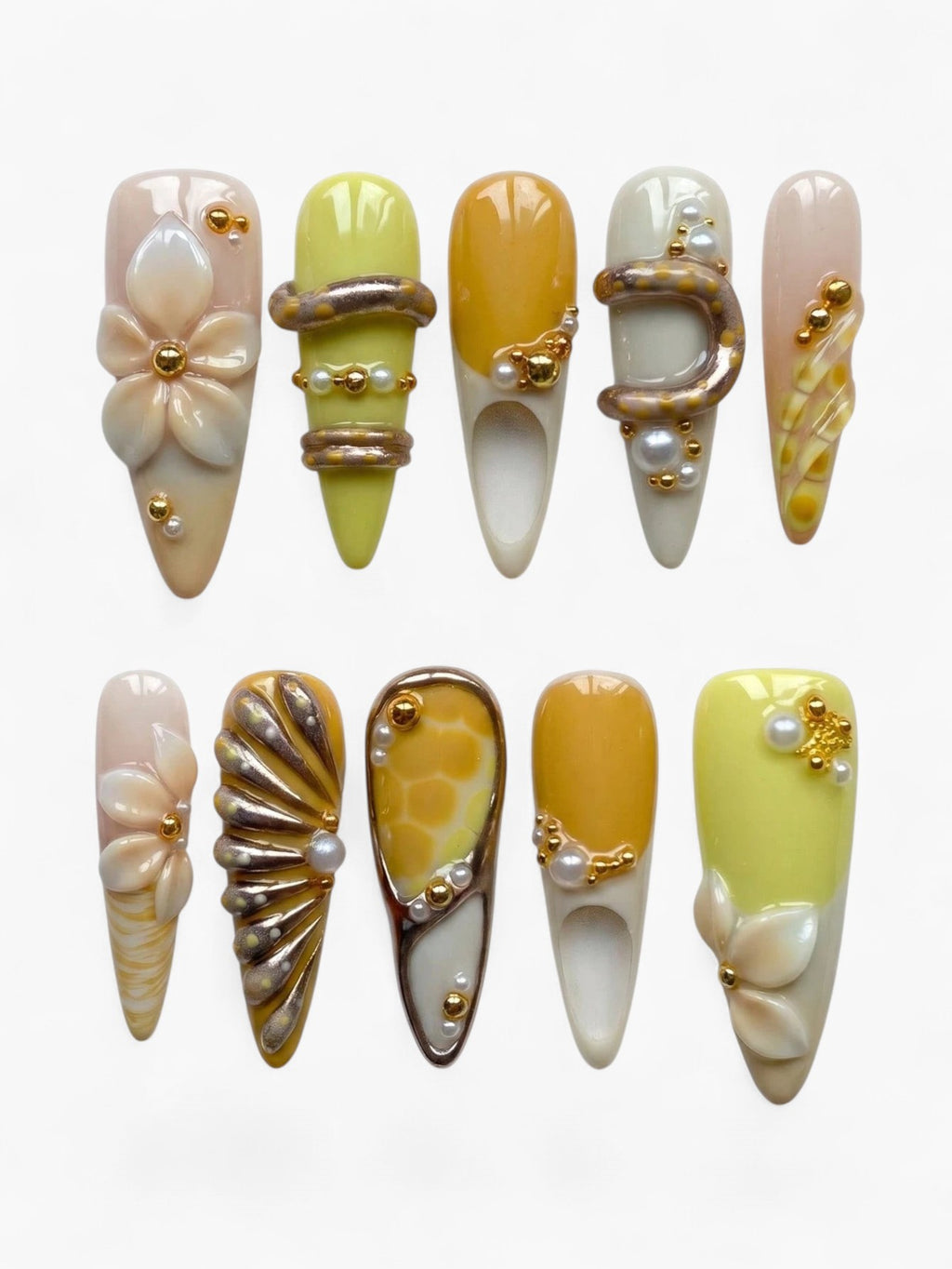 Set de faux ongles Cherry Rouge French Lace Charm en gel amande avec dentelle, charms métalliques et perles nacrées.