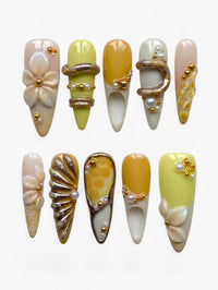 Set de faux ongles Cherry Rouge French Lace Charm en gel amande avec dentelle, charms métalliques et perles nacrées.