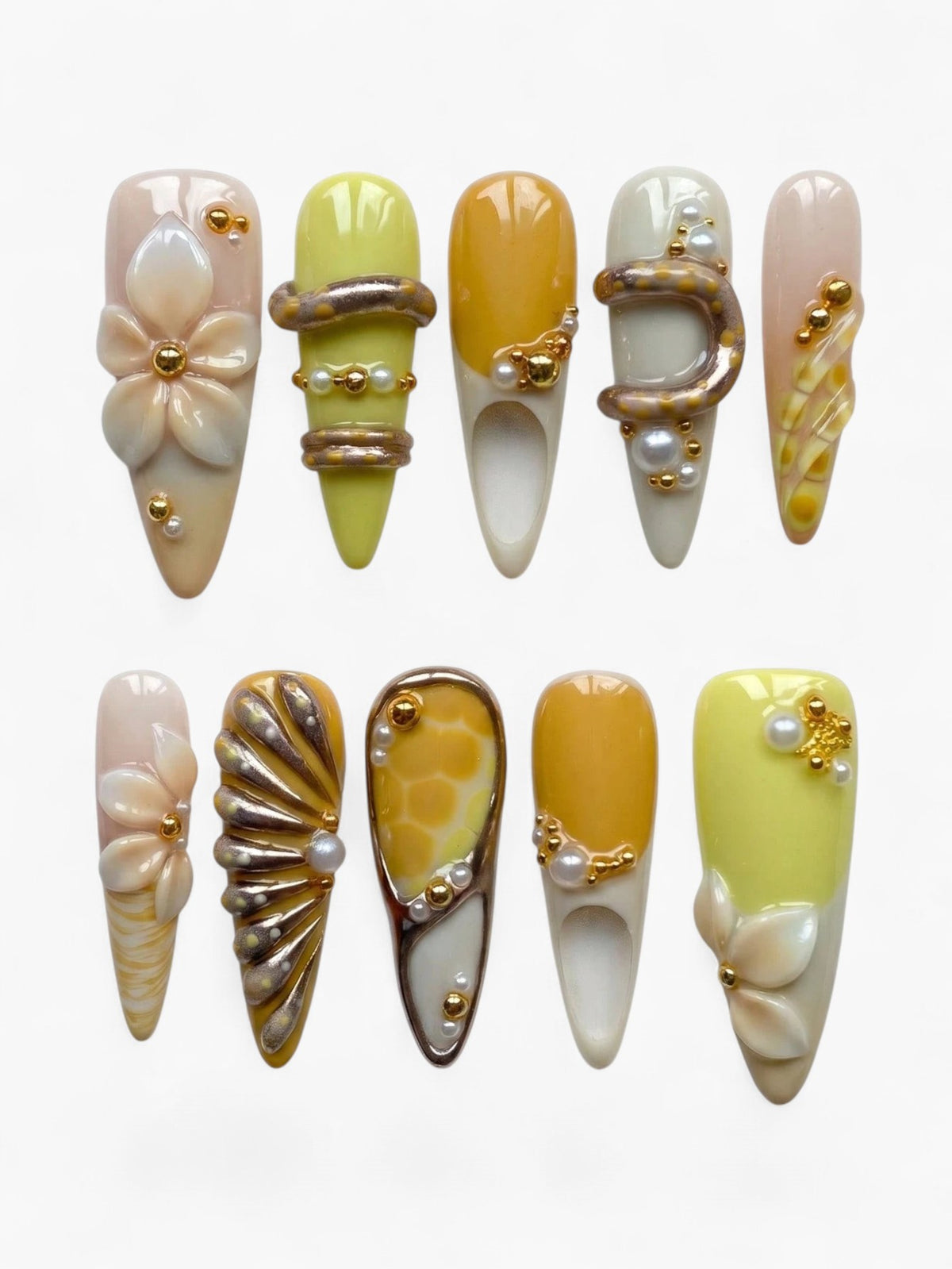 Set de faux ongles Cherry Rouge French Lace Charm en gel amande avec dentelle, charms métalliques et perles nacrées.