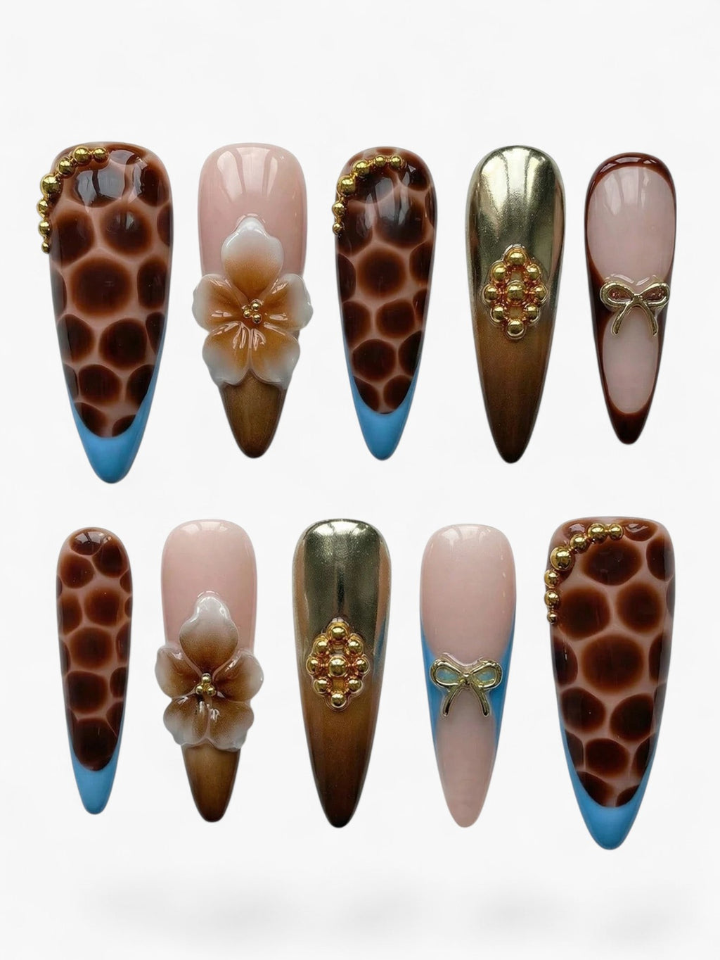 Set de 10 faux ongles Cherry Rouge Retro Savannah en gel, forme carrée arrondie avec motifs organiques et détails dorés.