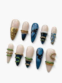 Set de 10 faux ongles Cherry Rouge Gilded Cascade en ABS, décorés de motifs bleus, dorés et verts faits main.