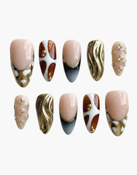 Set de 10 faux ongles Cherry Rouge Gilded Petal en forme amande, nude rosé avec motifs floraux dorés et perlés.