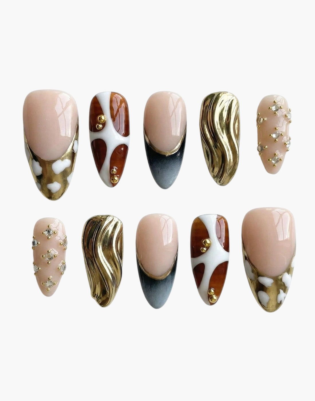Set de 10 faux ongles Cherry Rouge Gilded Petal en forme amande, nude rosé avec motifs floraux dorés et perlés.